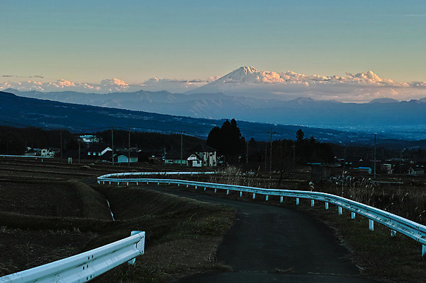 포토 JPG 주간 구름 도로 자연 하늘 산 주택 풍경 사람없음 야외 안전펜스 국내포토 자연요소 길 교통시설 건물 울타리 생태계 파일형식