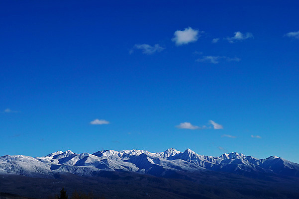 포토 JPG 주간 구름 겨울 자연 하늘 풍경 사람없음 야외 눈 산등성이 겨울풍경 국내포토 자연요소 계절 날씨 산 생태계 파일형식