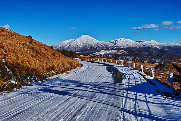 포토 JPG 주간 구름 도로 겨울 자연 하늘 산 풍경 사람없음 야외 원근감 눈 안전펜스 겨울풍경 국내포토 자연요소 계절 길 뷰포인트 교통시설 날씨 울타리 생태계 파일형식