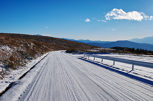 포토 JPG 주간 구름 도로 겨울 자연 하늘 산 풍경 사람없음 야외 원근감 눈 안전펜스 겨울풍경 국내포토 자연요소 계절 길 뷰포인트 교통시설 울타리 생태계 파일형식