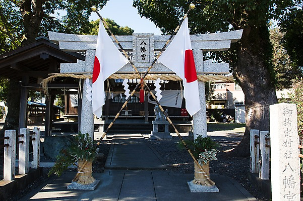 포토 JPG 주간 나무 일본문화 종교시설 출입구 사람없음 야외 일본 깃발 사찰 일본전통 일장기 토리이 국내포토 자연요소 식물 동양문화 전통 아시아 종교 외국문화 종교건축 국기 시설 신사 파일형식