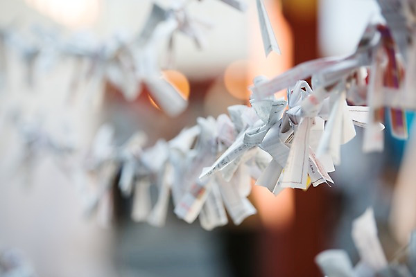 포토 JPG 주간 종이 일본문화 사람없음 야외 아웃포커스 일본 오브젝트 일본전통 미신 오미쿠지 국내포토 자연요소 동양문화 전통 아시아 외국문화 촬영기법 파일형식