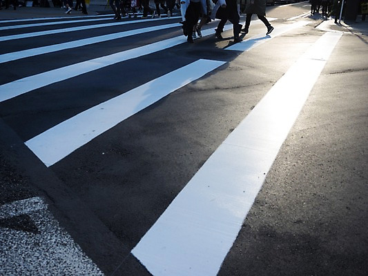 포토 JPG 주간 도로 거리풍경 여러명 야외 다리 보행자 횡단보도 국내포토 자연요소 길 다수 교통시설 거리 사람 풍경 신체부위 보행로 파일형식