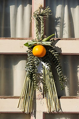 포토 JPG 주간 잎 일본문화 창문 귤 사람없음 야외 장식 일본 볏짚 오브젝트 일본전통 짚풀공예 미신 국내포토 자연요소 식물 동양문화 전통 아시아 외국문화 과일 짚 공예 파일형식