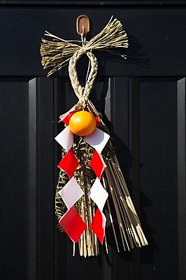 포토 JPG 주간 일본문화 귤 사람없음 야외 장식 일본 볏짚 오브젝트 일본전통 짚풀공예 미신 국내포토 자연요소 동양문화 전통 아시아 외국문화 과일 짚 공예 파일형식