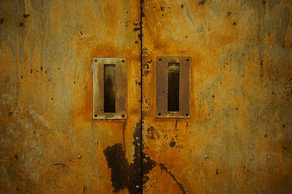 포토 JPG 주간 백그라운드 손잡이 사람없음 야외 창고 부식 철문 국내포토 자연요소 문 파일형식