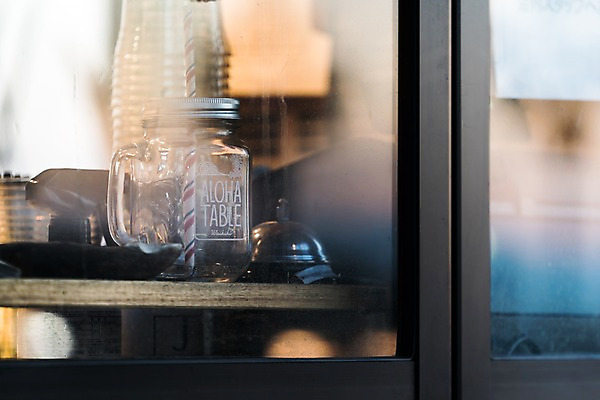 포토 JPG 주간 창문 탁자 잔 사람없음 야외 아웃포커스 카페 오브젝트 국내포토 자연요소 식기 가구 촬영기법 상점 파일형식