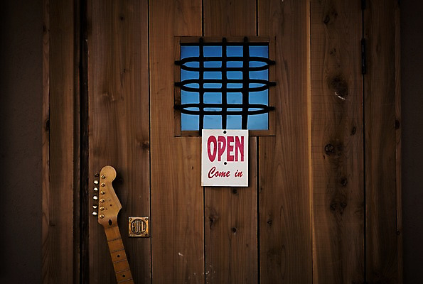 포토 JPG 창문 사람없음 상점 기타 오픈 목조주택 쇠창살 국내포토 현악기 파일형식