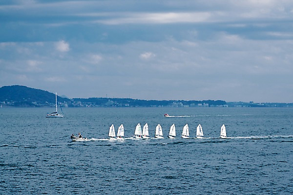 포토 JPG 주간 구름 바다 요트 자연 하늘 풍경 여러명 야외 국내포토 자연요소 다수 배_교통 사람 생태계 파일형식