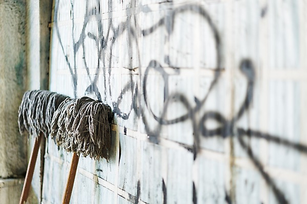 포토 JPG 주간 벽 사람없음 야외 아웃포커스 그래피티 대걸레 마대걸레 국내포토 자연요소 촬영기법 낙서 청소도구 그림 파일형식