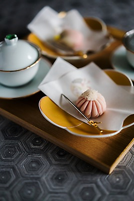 포토 JPG 접시 종이 음식 실내 사람없음 아웃포커스 차 찻잔 모찌 일본음식 국내포토 식기 음료 잔 촬영기법 내부 파일형식