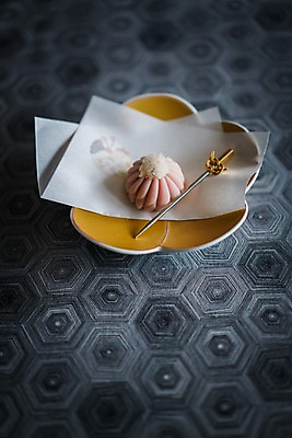 포토 JPG 접시 종이 음식 실내 사람없음 아웃포커스 모찌 일본음식 국내포토 식기 촬영기법 내부 파일형식