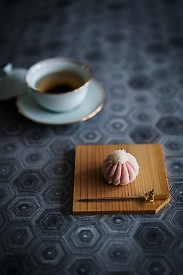 포토 JPG 접시 음식 실내 사람없음 아웃포커스 차 찻잔 모찌 일본음식 국내포토 식기 음료 잔 촬영기법 내부 파일형식