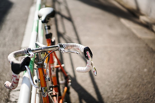 포토 JPG 주간 난간 그림자 사람없음 야외 아웃포커스 자전거 주차 자전거주차 국내포토 자연요소 촬영기법 바이크 파일형식