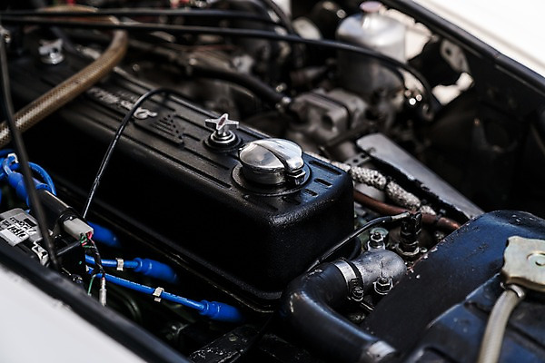 포토 JPG 주간 자동차 사람없음 야외 아웃포커스 차량부품 엔진 국내포토 자연요소 육상교통 촬영기법 부속품 파일형식