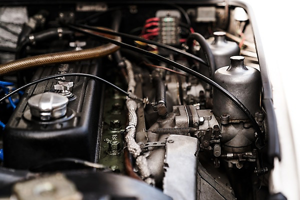 포토 JPG 주간 자동차 사람없음 야외 아웃포커스 차량부품 엔진 국내포토 자연요소 육상교통 촬영기법 부속품 파일형식