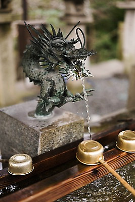 포토 JPG 주간 일본문화 사람없음 야외 아웃포커스 물 일본 용 사찰 일본전통 바가지 물흐름 약수물 국내포토 자연요소 동양문화 전통 아시아 외국문화 종교건축 촬영기법 흐름 파일형식