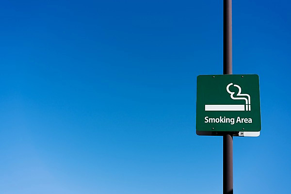 포토 JPG 주간 시설물 하늘 흡연 사람없음 야외 표지판 흡연구역 국내포토 자연요소 건축물 담배 알림판 구역 파일형식