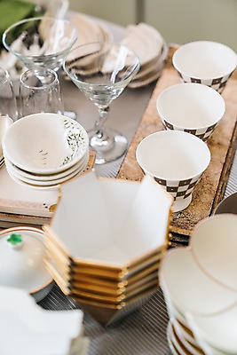 포토 JPG 접시 와인잔 식탁 사람없음 아웃포커스 찻잔 오브젝트 칵테일잔 국내포토 식기 술잔 탁자 잔 촬영기법 파일형식