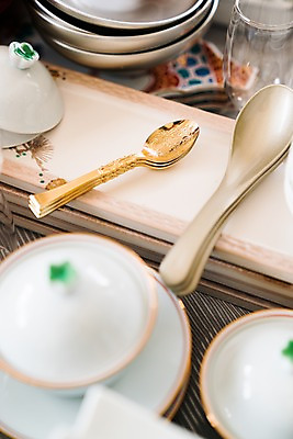 포토 JPG 접시 와인잔 식탁 사람없음 아웃포커스 찻잔 티스푼 오브젝트 국내포토 식기 술잔 탁자 잔 촬영기법 숟가락 파일형식