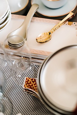 포토 JPG 접시 와인잔 식탁 잔 사람없음 아웃포커스 티스푼 오브젝트 국내포토 식기 술잔 탁자 촬영기법 숟가락 파일형식