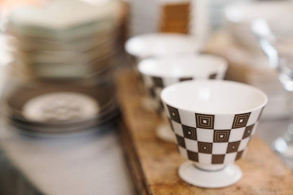 포토 JPG 접시 식탁 사람없음 아웃포커스 커피잔 오브젝트 국내포토 식기 커피 탁자 잔 촬영기법 파일형식