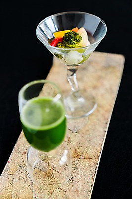 포토 JPG 접시 음료 음식 와인잔 사람없음 아웃포커스 브로콜리 칵테일잔 녹즙 일본음식 국내포토 식기 채소 술잔 촬영기법 즙 파일형식