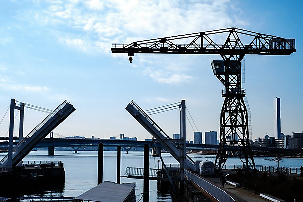 포토 JPG 주간 구름 바다 하늘 풍경 빌딩 사람없음 야외 도시 도쿄 타워크레인 가교 국내포토 자연요소 건축물 건물 일본 기중기 파일형식