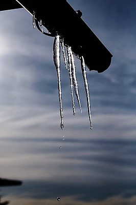 포토 JPG 주간 구름 겨울 자연 하늘 풍경 사람없음 야외 떨어짐 처마 고드름 겨울풍경 국내포토 자연요소 계절 컨셉 얼음 생태계 파일형식