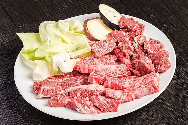 포토 JPG 접시 음식 식재료 가지 생고기 육류 사람없음 소고기 양배추 고구마 국내포토 식기 채소 뿌리채소 파일형식