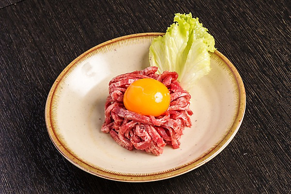 포토 JPG 접시 음식 식재료 생고기 육류 사람없음 소고기 양상추 노른자 육회 날계란 국내포토 식기 채소 계란 파일형식