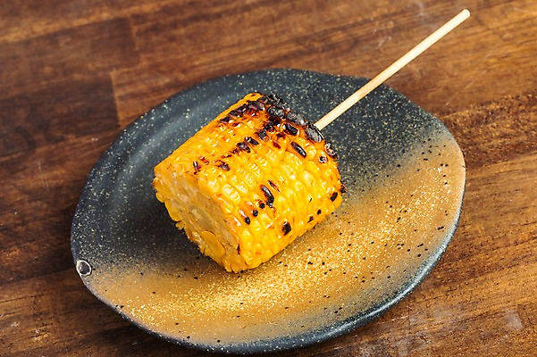 포토 JPG 접시 음식 옥수수 사람없음 꼬치 꼬치구이 옥수수구이 일본음식 국내포토 식기 곡류 구이 파일형식