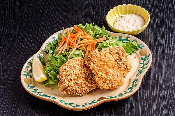 포토 JPG 접시 음식 사람없음 당근 샐러드 소스 돈가스 상추 레몬 종지 일본음식 국내포토 그릇 식기 채소 과일 뿌리채소 양념 커틀릿 파일형식