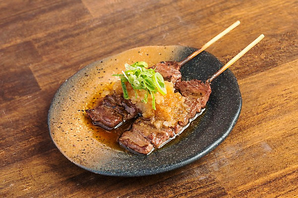 포토 JPG 접시 음식 육류 사람없음 소스 꼬치 파 꼬치구이 일본음식 국내포토 식기 채소 식재료 양념 구이 파일형식