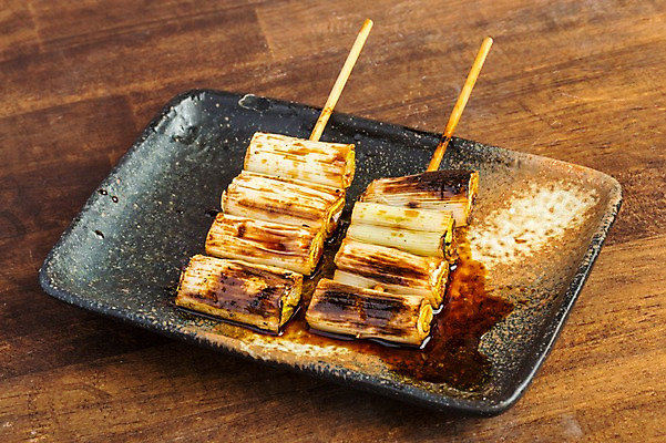 포토 JPG 접시 음식 사람없음 소스 꼬치 구이 꼬치구이 대파 일본음식 국내포토 식기 양념 파 파일형식