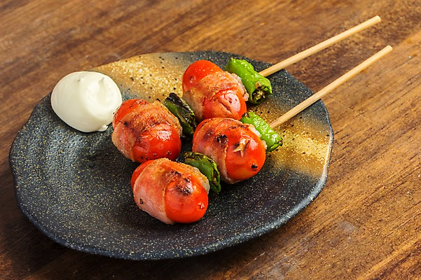 포토 JPG 접시 음식 채소 방울토마토 사람없음 꼬치 구이 베이컨 꼬치구이 마요네즈 일본음식 국내포토 식기 토마토 돼지고기 소스_음식 파일형식