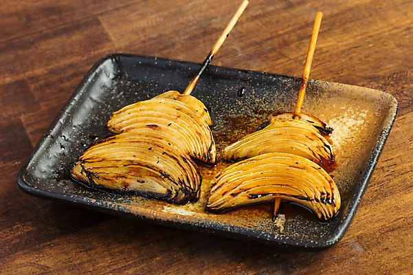 포토 JPG 접시 음식 양파 사람없음 꼬치 구이 꼬치구이 일본음식 국내포토 식기 채소 파일형식