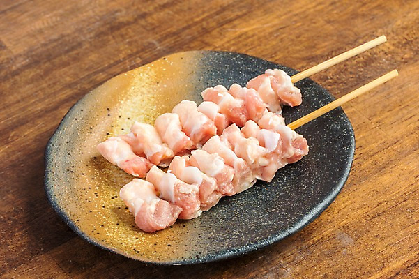 포토 JPG 접시 음식 생고기 육류 사람없음 꼬치 꼬치구이 국내포토 식기 식재료 구이 파일형식