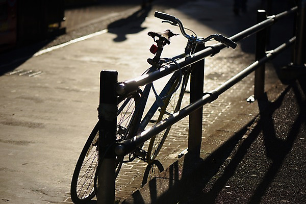 포토 JPG 주간 난간 그림자 거리풍경 사람없음 야외 아웃포커스 자전거 자전거주차 국내포토 자연요소 거리 촬영기법 풍경 바이크 주차 파일형식