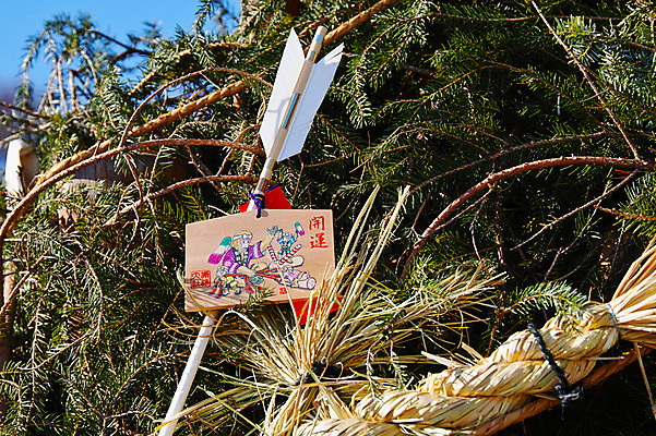 포토 JPG 주간 나무 일본문화 화살 사람없음 야외 일본 볏짚 일본전통 미신 국내포토 자연요소 식물 동양문화 전통 아시아 외국문화 짚 파일형식