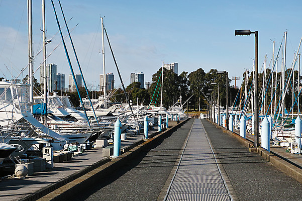 포토 JPG 주간 구름 도로 하늘 풍경 사람없음 야외 항구 원근감 정박 선박 국내포토 자연요소 길 뷰포인트 수상교통 배_교통 교통시설 파일형식