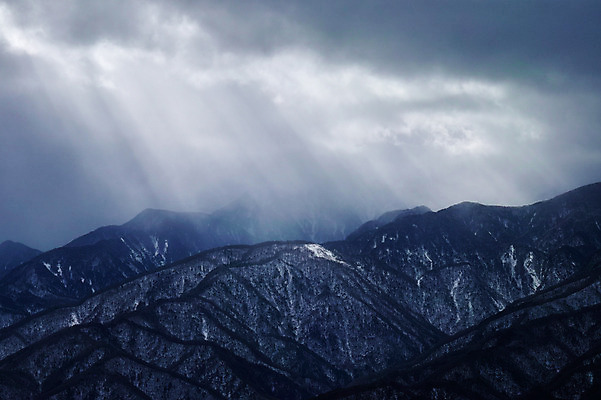 포토 JPG 주간 구름 겨울 자연 하늘 풍경 사람없음 야외 빛 눈 산등성이 겨울풍경 빛무리 국내포토 자연요소 계절 날씨 산 생태계 파일형식