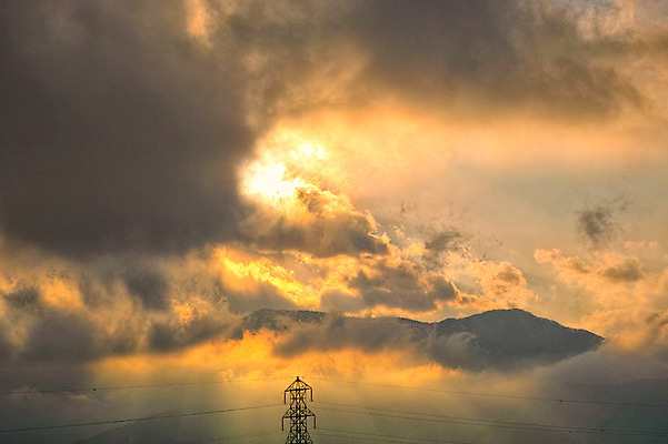 포토 JPG 주간 구름 자연현상 자연 하늘 산 풍경 사람없음 야외 빛 노을 일몰 전선 전봇대 빛무리 국내포토 자연요소 공공시설 생태계 파일형식