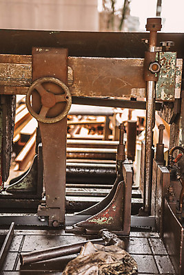 포토 JPG 공장 실내 사람없음 기계 망치 톱 산업현장 강판 절단기 국내포토 산업 공업 내부 공구 파일형식