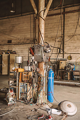 포토 JPG 공장 실내 사람없음 기계 전선 드릴 산업현장 가스통 용접 용접기 용접마스크 국내포토 산업 공업 마스크 내부 공구 파일형식