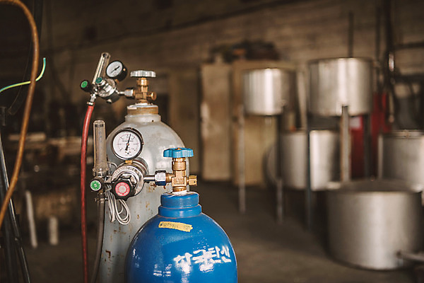 포토 JPG 공장 실내 사람없음 아웃포커스 기계 산업현장 산소통 가스통 국내포토 산업 공업 촬영기법 통 내부 파일형식