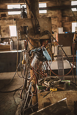 포토 JPG 공장 실내 마스크 사람없음 아웃포커스 기계 전선 산업현장 용접 용접마스크 국내포토 산업 공업 촬영기법 내부 파일형식