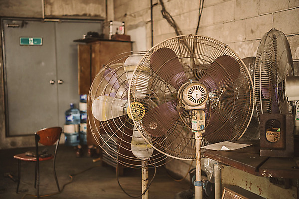포토 JPG 의자 공장 실내 사람없음 아웃포커스 문 기계 선풍기 물병 산업현장 대형 국내포토 산업 가구 공업 촬영기법 내부 가전제품 물통 파일형식