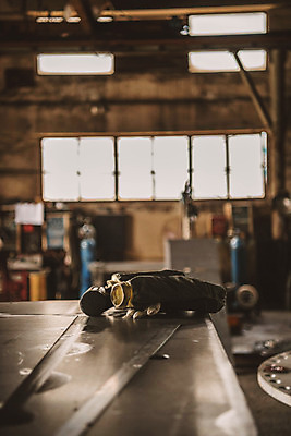 포토 JPG 장갑 창문 공장 실내 사람없음 아웃포커스 기계 산업현장 팔토시 국내포토 잡화 산업 공업 촬영기법 내부 토시 파일형식