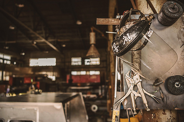 포토 JPG 공장 실내 사람없음 아웃포커스 기계 날 산업현장 펜치 용접마스크 국내포토 산업 공업 촬영기법 마스크 내부 공구 파일형식